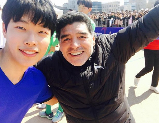 연예계 축구광으로 소문난 배우 류준열이 아르헨티나의 축구전설 마나도나와 함께 사진 찍은 모습. <류준열 인스타 그램>